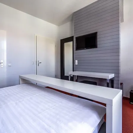 Sl'otel - Stadthotel - Voll Klimatisiert Бернбург